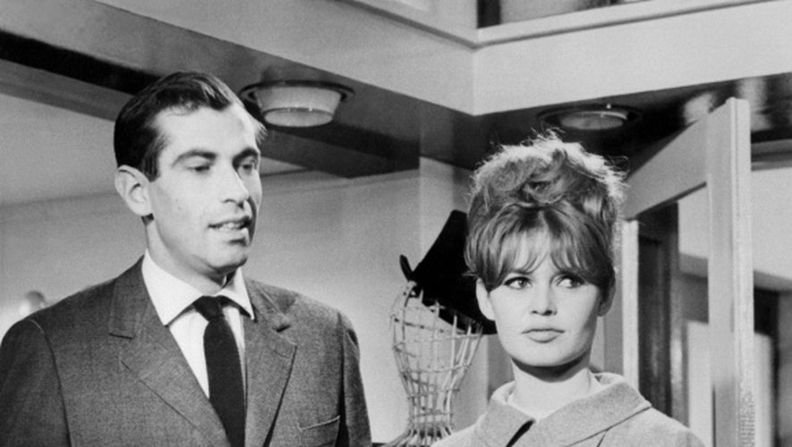 Le réalisateur Roger Vadim et la comédienne Brigitte Bardot, lors d'un tournage en 1960 aux studios de Boulogne, dans l'ouest parisien