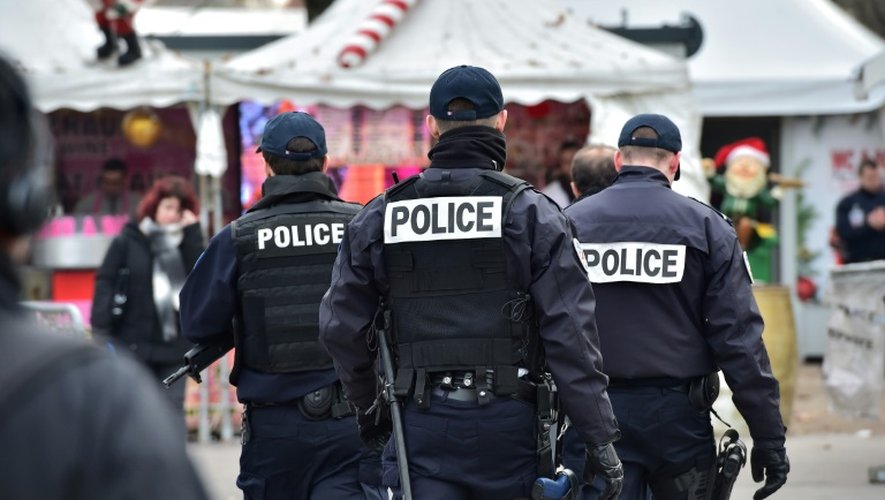 Des policiers sur le marché de Noël des Champs Elysées le 20 décembre 2016 à Paris