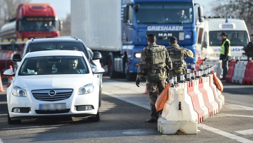 Des militaires français à la frontière franco-allemande le 22 décembre 2016 à Ottmarsheim dans l'est de la France