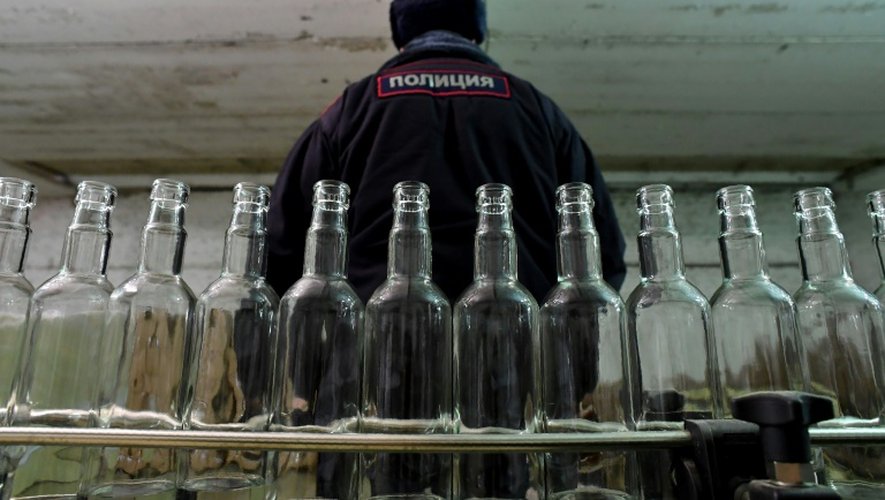 Un raid de police dans une distillerie illégale de vodka à Koutchkin près de Moscou, le 25 novembre 2016
