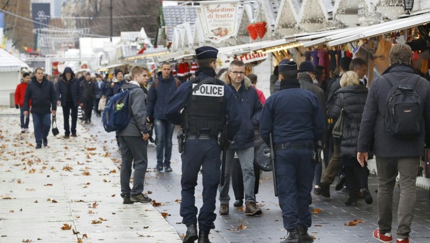 Des policiers en patrouille sur le marché de Noël sur les Champs-Elysées à Paris, le 22 décembre 2016