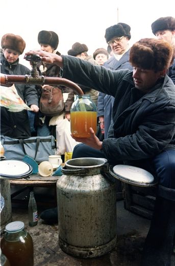 Des Moscovites achète de l'huile de tournesol avant la libéralisation des prix suite à la chute de l'URSS, le 26 décembre 1991 à Moscou