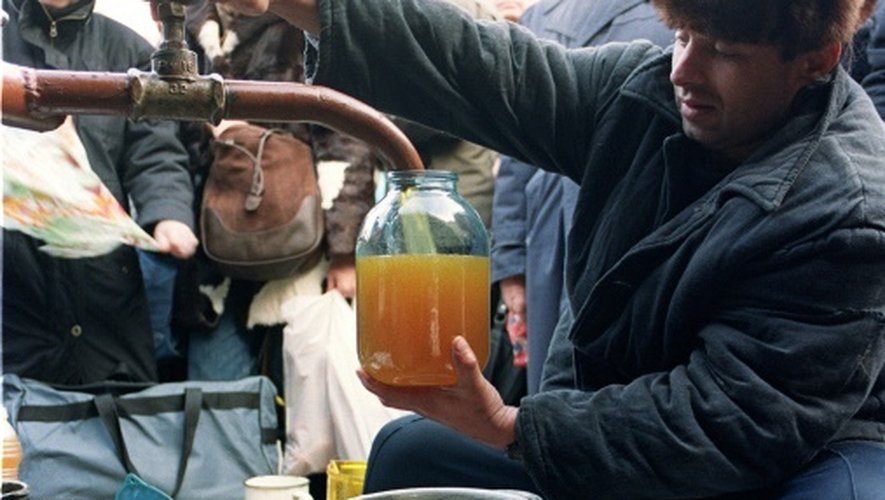 Des Moscovites achète de l'huile de tournesol avant la libéralisation des prix suite à la chute de l'URSS, le 26 décembre 1991 à Moscou