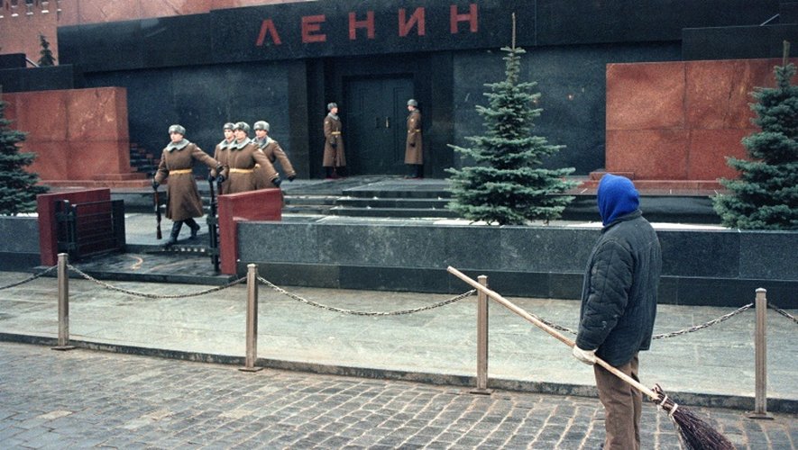 Relève de la garde au mausolée de Lénine sur la place Rouge à Moscou au moment de la chute de l'URSS, le 26 décembre 1991