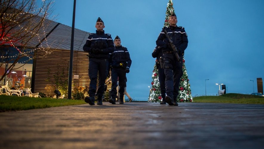 Des gendarmes à Tours sur un marché de Noël, le 23 décembre 2016