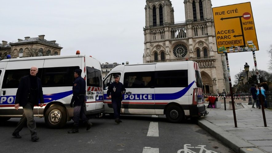 Des policiers en faction devant Notre-Dame à Paris, le 24 décembre 2016 avant la messe de minuit