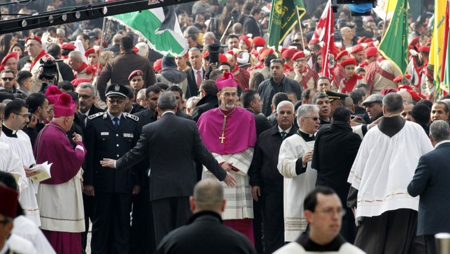L'archevêque Pierbattista Pizzaballa (c), administrateur apostolique du patriarcat latin de Jérusalem, lors des célébrations de Noël le 24 décembre 2016 devant l'Eglise de la Nativité à Bethléem