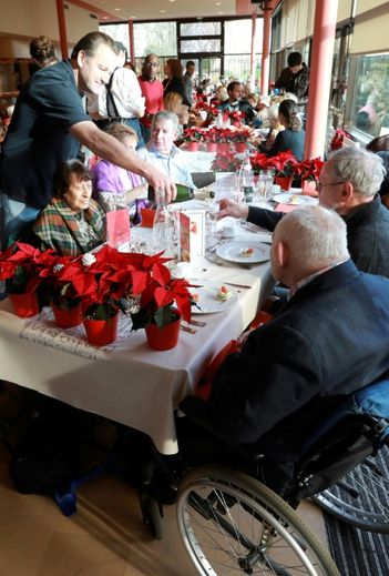 Des personnes âgées participent au repas de Noël organisé par l'association Petits Frères des Pauvres, à Levallois-Perret, le 24 décembre 2016