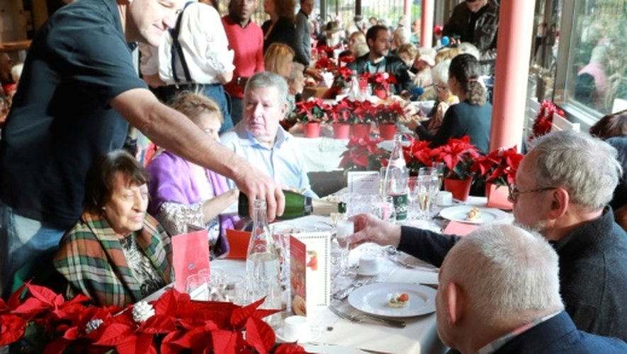 Des personnes âgées participent au repas de Noël organisé par l'association Petits Frères des Pauvres, à Levallois-Perret, le 24 décembre 2016