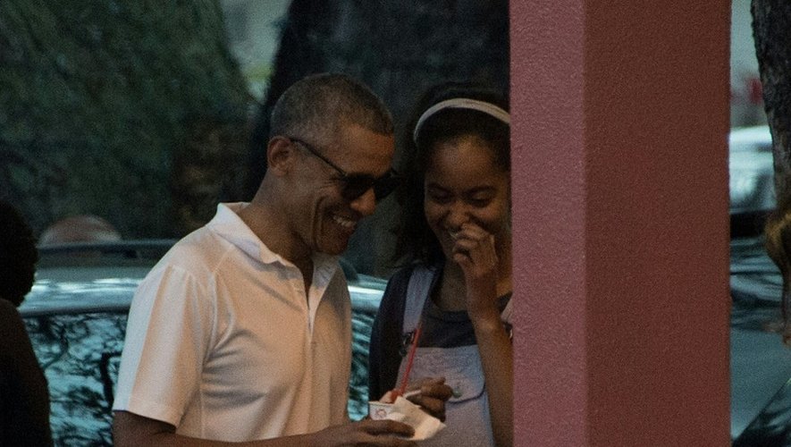 Le président américain Barack Obama avec sa fille Malia à Kailua, à Hawaï, aux Etats-Unis, le 24 décembre 2016