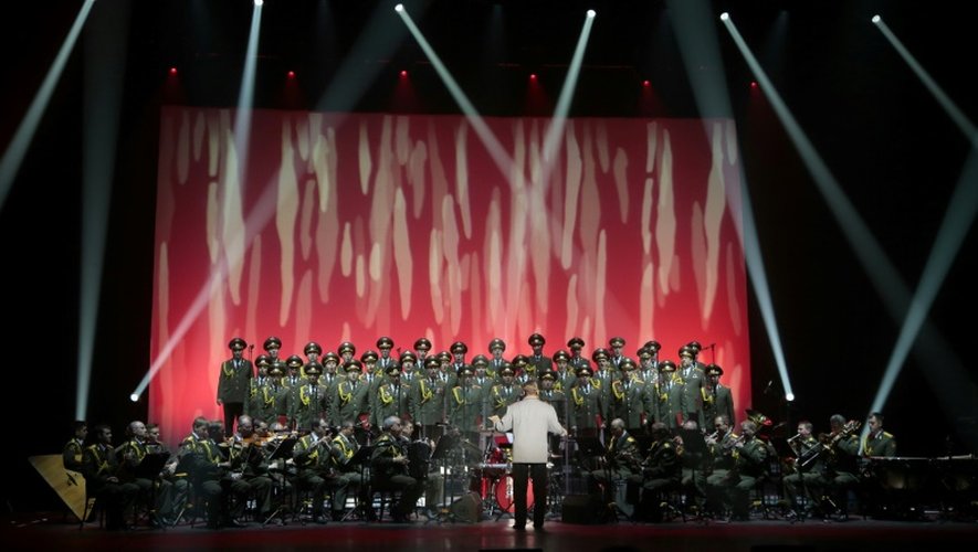 Les choeurs de l'Armée rouge lors d'un spectacle, le 23 octobre 2015, au Palais des Sports à Paris