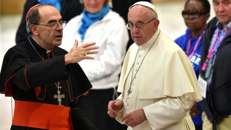 Le cardinal Philippe Barbarin (g) et le pape François, le 11 novembre 2016 au Vatican