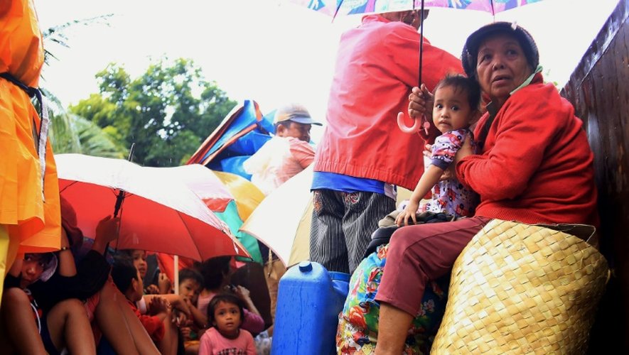 Evacuation des habitants de Barangay Matnog, à Daraga, à l'approche du typhon Nock-Ten, le 25 décembre 2016 aux Philippines