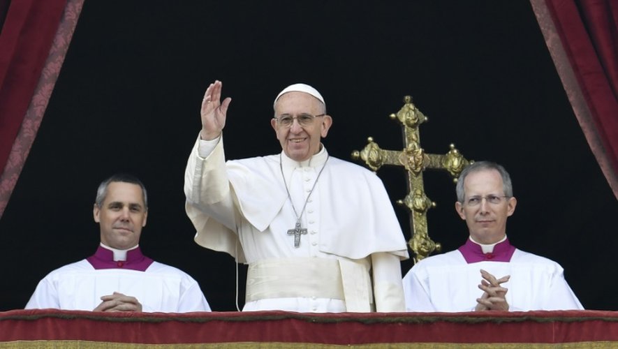 Le pape François salue depuis son balcon de la place St Pierre à Rome lors de son traditionnel message "Urbi et orbi", prononcé le 25 décembre 2016