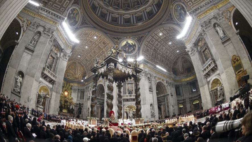 Le pape François célèbre l'homélie de Noël à la Basilique Saint-Pierre au Vatican, le 24 décembre 2016
