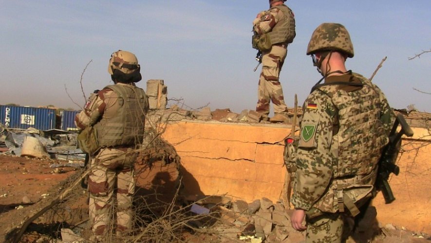 Des soldats français participant à l'opération Barkhane sur les lieu d'un attentat-suicide à Gao, au Mali, le 30 novembre 2016