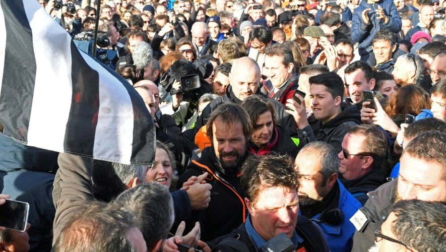 Le navigateur Thomas Coville acclamé par des milliers de personnes à son arrivée à Brest, le 26 décembre 2016