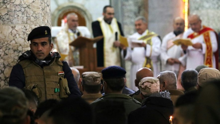 Un soldat irakien surveille la messe de Noël dans l'église Saint John à Qaraqosh, le 25 décembre 2016