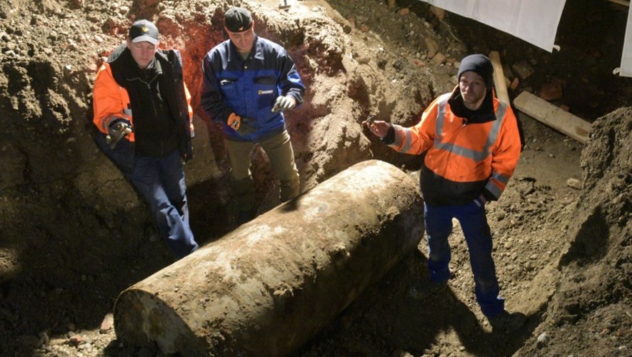 Une équipe de déminage après la découverte d'une bombe datant de la 2e Guerre mondiale désamorcée  à Augsbourg, dans le sud de l'Allemagne, le 25 décembre 2016