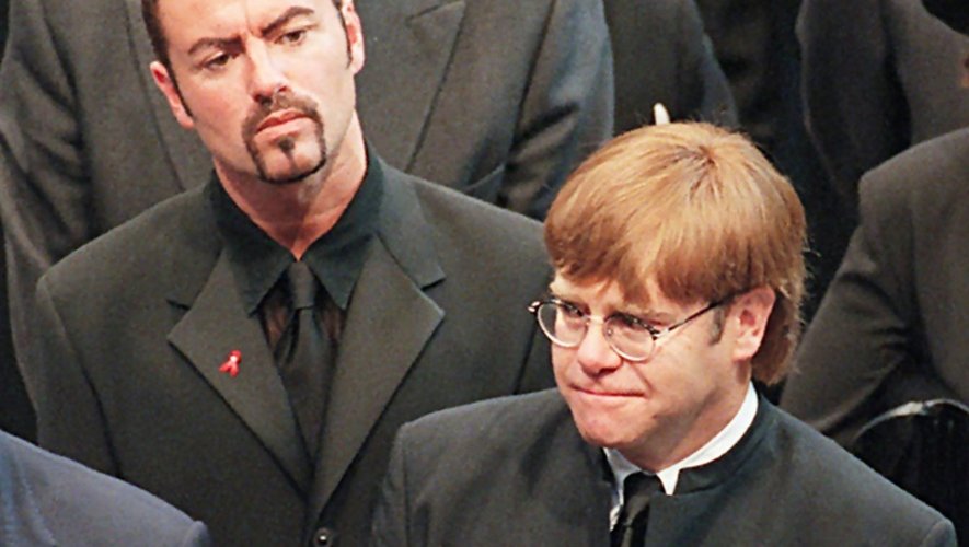 Le chanteur britannique George Michael et Elton John, autre star de la pop anglaise, aux obsèques de la princesse Diana le 6 septembre 1997