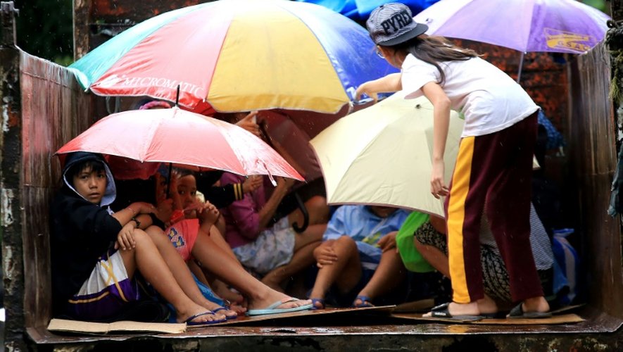 Des habitants de Barangay Matnog, dans la province d'Albay, aux Philippines, évacuent leurs maisons devant l'avancée du typhon Nock-Ten, le 25 décembre 2016
