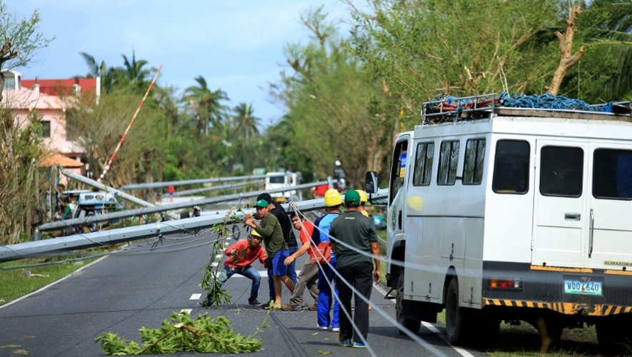 Route coupée après le passage du typhon Nock-Ten le 26 décembre 2016 à Polangui dans la province d'Albay aux Philippines