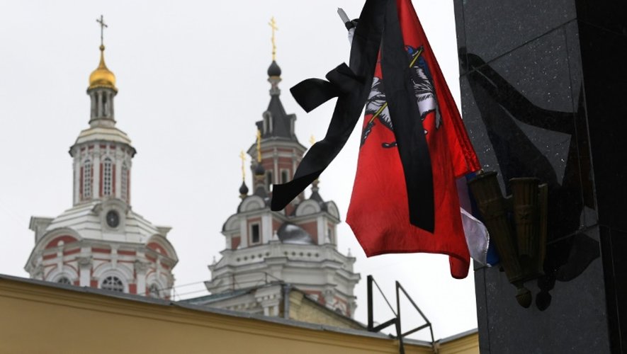 Le drapeau de la ville de Moscou en berne avec un crèpe noir le 26 décembre 2016 à Moscou