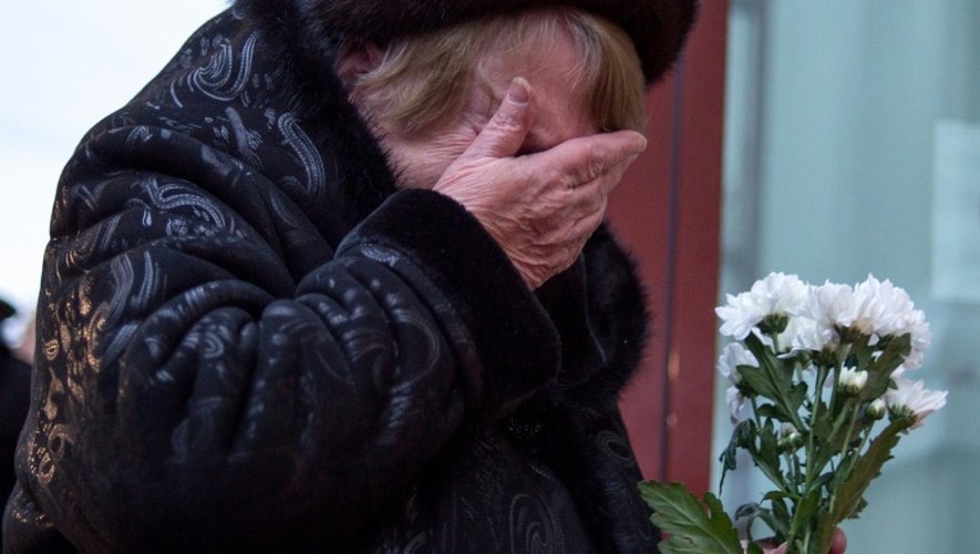 Une femme en pleurs le 25 décembre 2016 devant l'immeuble de l'Ensemble Alexandrov à Moscou