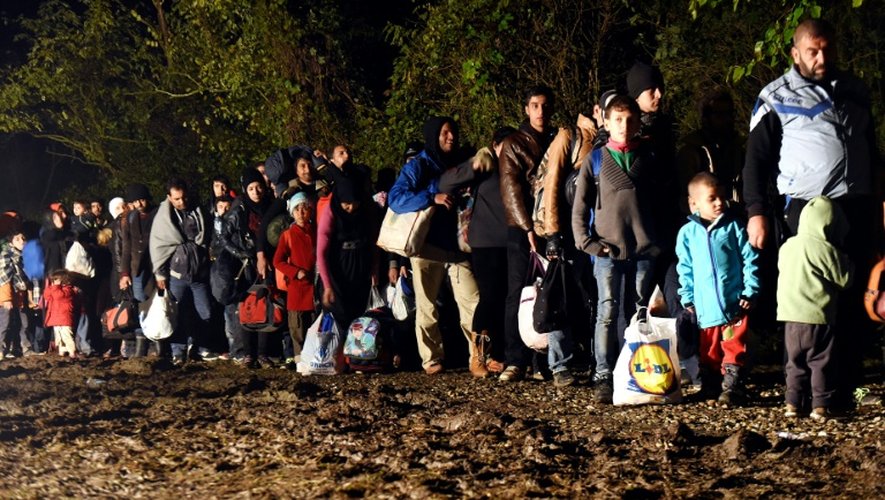 Des migrants s'apprêtent à franchir la frontière avec la Hongrie le 16 octobre 2016 à Botovo en Croatie