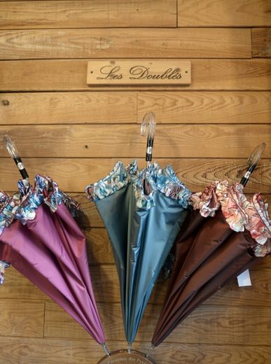 Mille parapluies sortent chaque année de  la fabrique de parapluies de Pau et 800 d'entre eux sont vendus directement au magasin