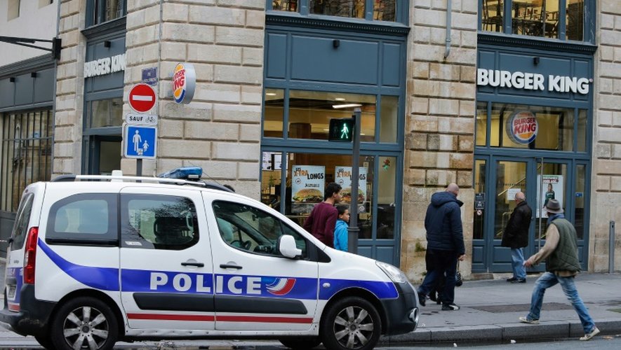 Une voiture de police devant un fast-food à Bordeaux, le 25 décembre 2016