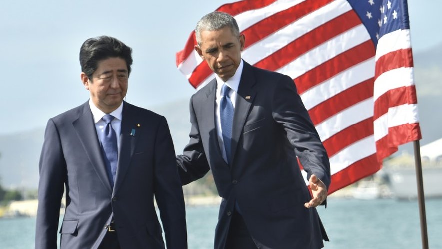 Le Premier ministre japonais Shinzo Abe et le président américain Barack Obama, à Pearl Harbor, le 27 décembre 2016