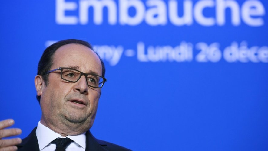Le président François Hollande fait une déclaration à l'occasin d'une visite dans une PME familiale de Taverny, le 26 décembre 2016 près de Paris