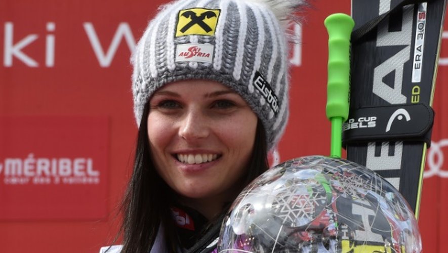 La skieuse autrichienne Anna Veith (ex-Fenninger) exhibe son globe de cristal à Méribel, le 22 mars 2015