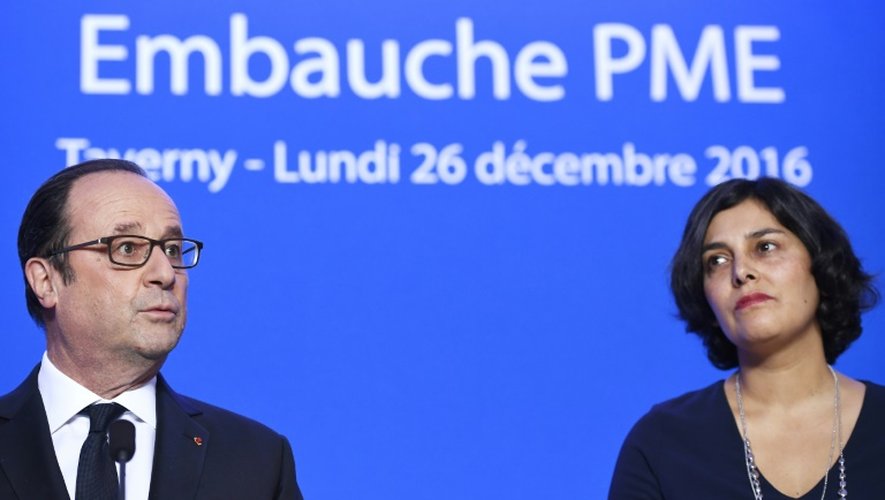 Le président François Hollande et la ministre du Travail Myriam El Khomri en visite dans l'entreprise ETNA France, le 26 décembre 2016 à Taverny