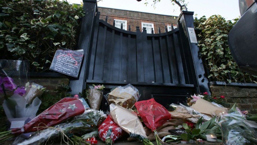 Des bouquets de fleurs déposés devant le domicile londonien de George Michael le 26 décembre 2016