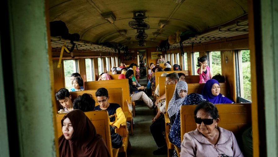 Les passagers du train de 12H33, le 21 novembre 2016 à Narathiwat dans l'extrême sud de la Thaïlande