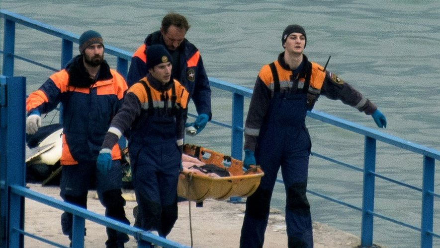 Le corps d'une victime du crash du Tupolev  Tu-154 en mer Noire, repêché par les secours au large de Sotchi