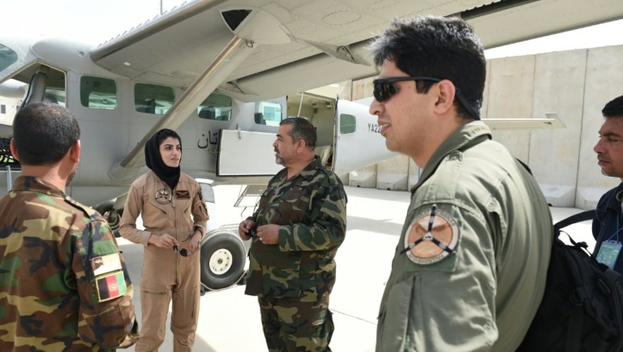 La première femme pilote afghane Niloofar Rahmani le 26 avril 2015 discute avec des collègues à Kaboul