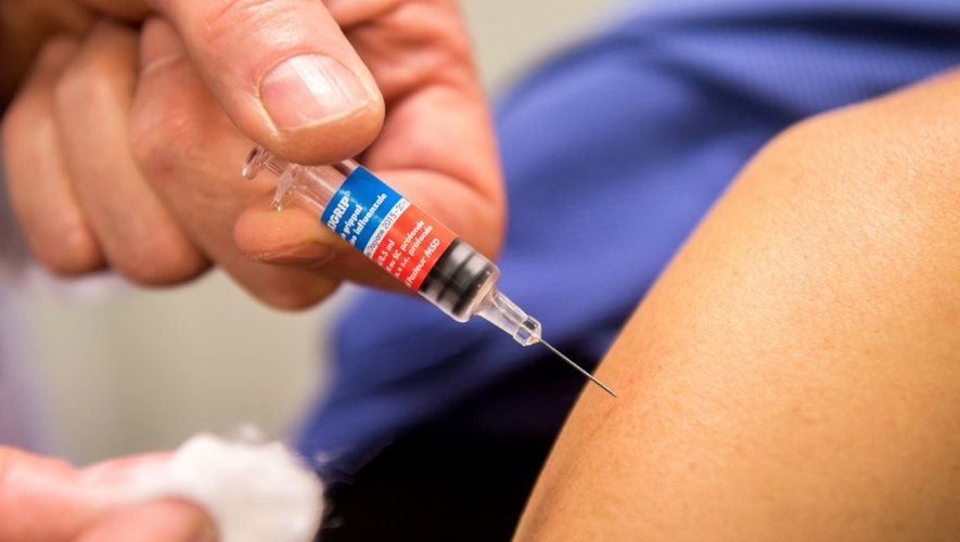 Une personne reçoit un vaccin contre la grippe le 8 octobre 2015 à Lille