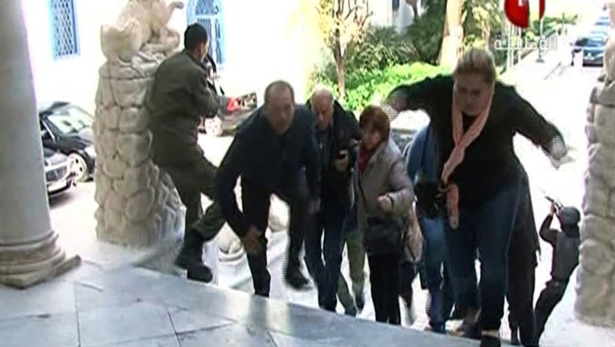 Des touristes s'échappent du musée du Bardo à Tunis le 18 mars 2015, alors qu'une attaque terroriste est en cours