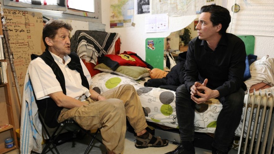 Guillaume Willm discute avec le psychiatre Raphaël Bouloudnine, dans son studio à Marseille, le 21 décembre 2016