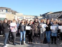 Maternité de Decazeville : 200 personnes répondent à l'appel des mamans