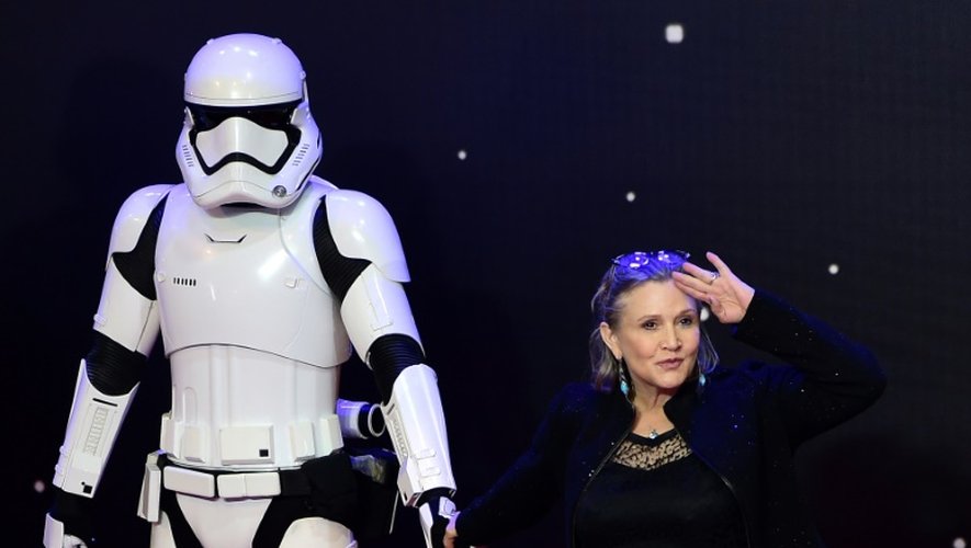 L'actrice américaine Carrie Fisher, mythique Princesse Leïa dans la saga spatiale "Star Wars", le 16 décembre 2015 à Londres