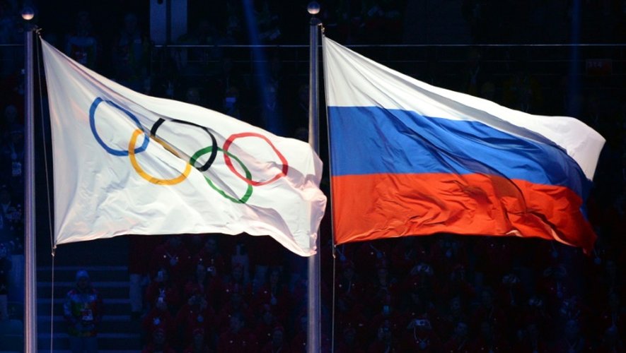 Photo du 7 février 2014 à Sochi, avec les drapeaux olympique et russe lors de la cérémonie d'ouverture  des Jeux de Sotchi