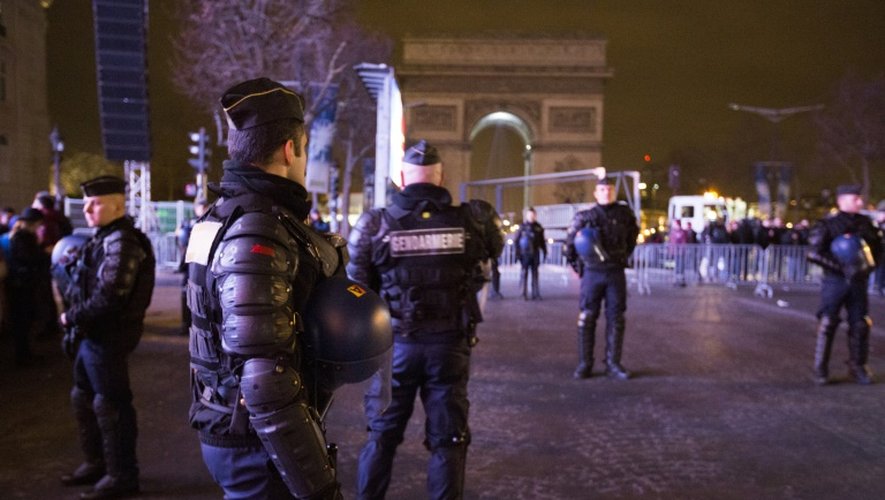 Des policiers déployés sur les Champs Elysées le 31 décembre 2015 à Paris