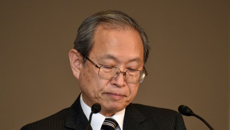 Le PDG de Toshiba, Satoshi Tsunakawa, lors d'une conférence de presse à Tokyo, le 27 décembre 2016 à Tokyo
