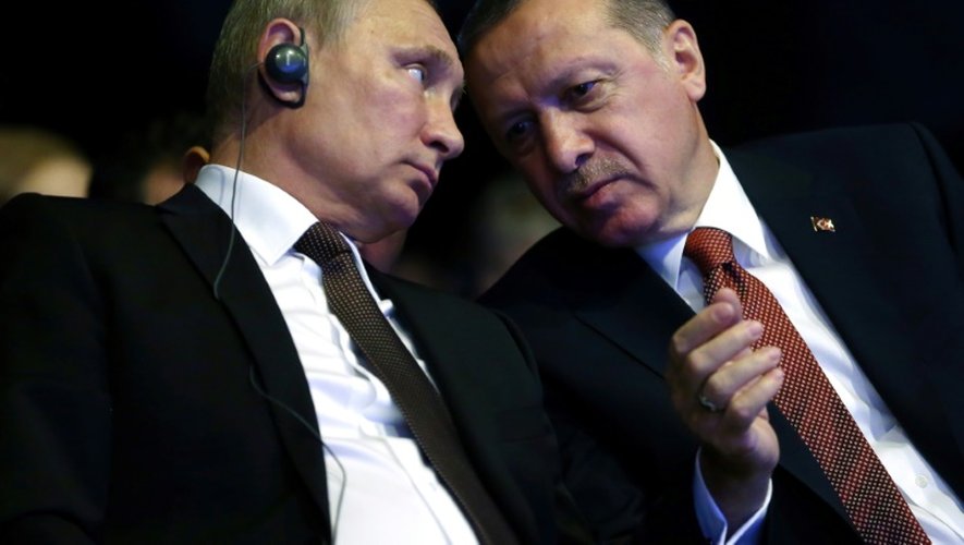 Le président turc Recep Tayyip Erdogan (D) et son homologue russe Vladimir Poutine, le 10 octobre 2016 à Istanbul