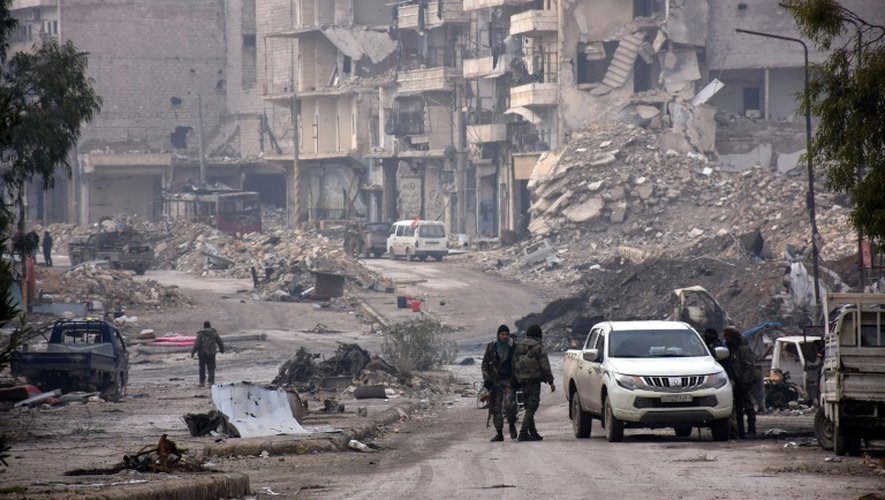 Des soldats du régime syrien dans le quartier de Soukkari à Alep, le 23 décembre 2016