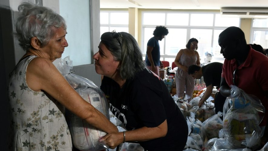 Distribution de nourriture à des fonctionnaires le 27 décembre 2016 dans l'immeuble d'un syndicat à Rio